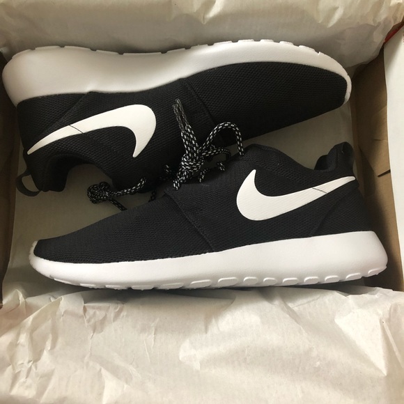 nike roshe one black womens